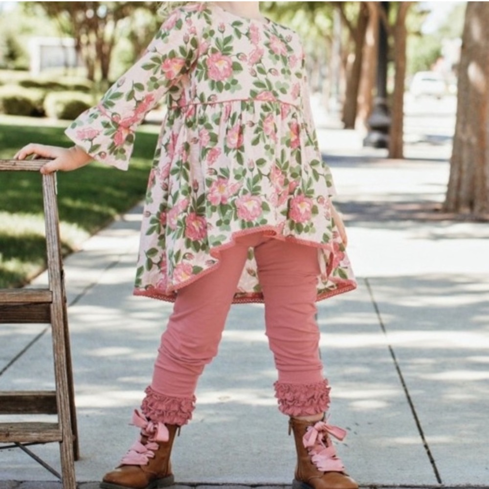 EUC Ruffle Butts Blushing Posies High Low Top